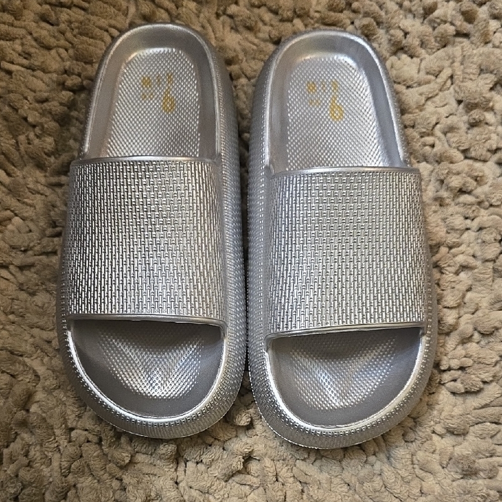 New Mix No. 6 Women's Size 8 Metallic Silver Slides